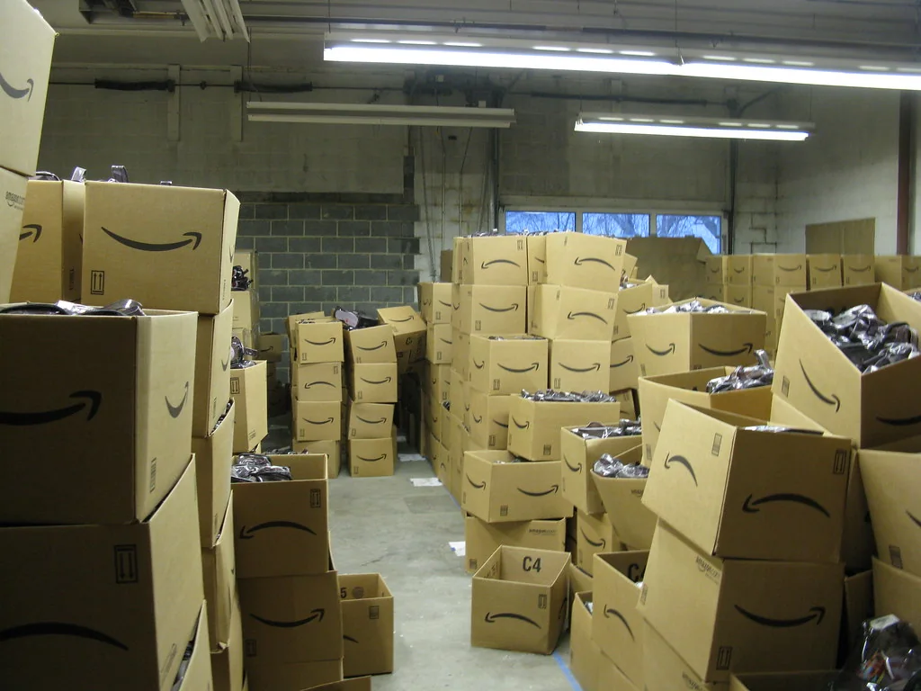 Thùng carton xếp chồng trong kho thành phẩm